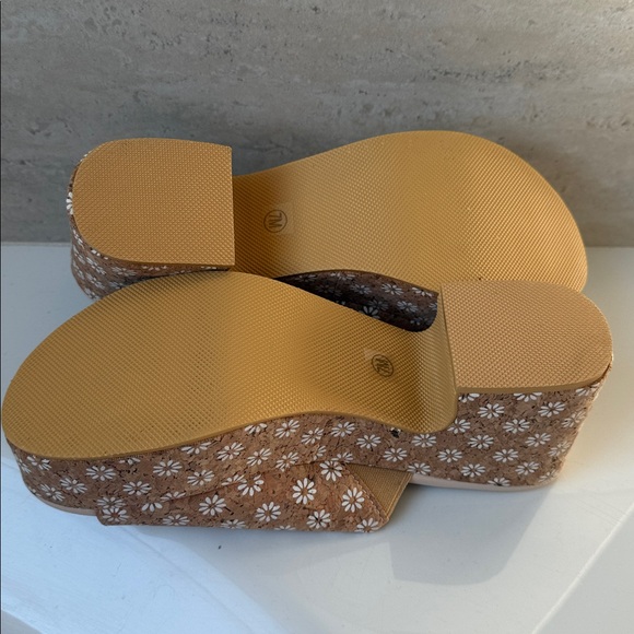 Beach by Matisse Cork Floral Women's Mules (NWOT) - Picture 4 of 6